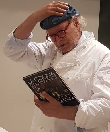 Francis Mallmann admira su primer libro publicado.