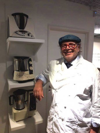 Mallmann posa con su primera Thermomix, de 1999.