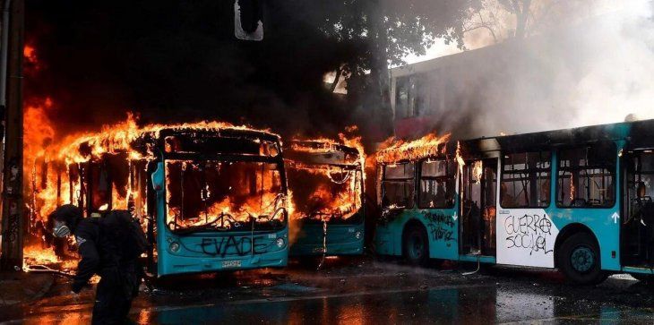 Quema de colectivos durante las protestas en Santiago. Quema de colectivos durante las protestas en Santiago.