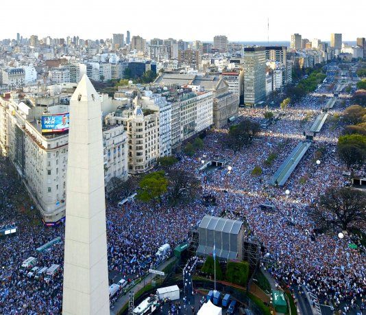 Miles de militantes de Juntos por el Cambio acompañaron a Macri en la 9 de Julio.