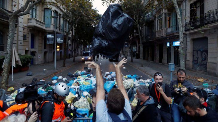 El movimiento Picnic por la República convocó una manifestación a la que llamaron a asistir con bolsas de basura llenas de papel.