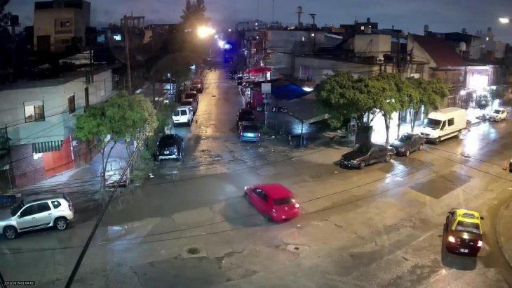 <p>Los dos vehículos se observan pasar pocos minutos después en la cámara correspondiente a la esquina de Av. Cruz e Iguazú. El Volkswagen Gol Trend rojo pasa a las 1:04. </p>