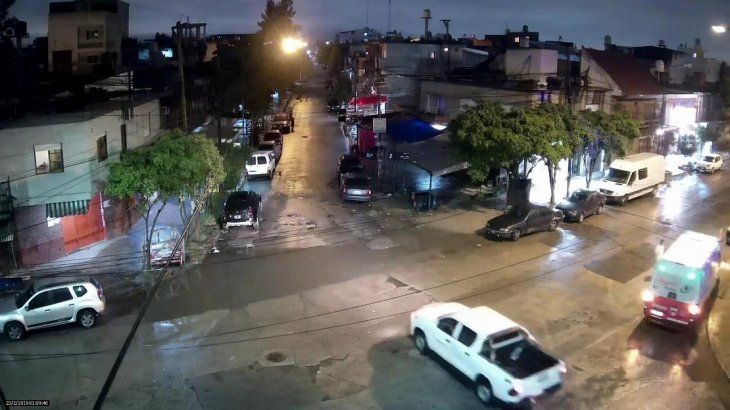 <p>En Av. Cruz e Iguazú se observa 1:09 la camioneta blanca, yendo en dirección a Iguazú y Diógenes Taborda, donde luego fue encontrada abandonada.</p>