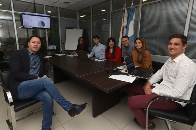 Juan G. Corvalán y parte del equipo de programadores y abogados que trabajan con Prometea.