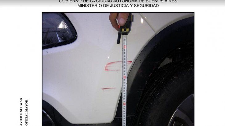 <p>“Se observó una transferencia de pintura por rozamiento sobre el paragolpes delantero del lado izquierdo, con una altura comprendida entre 55 cm y 65 cm, tomados desde la superficie del suelo”, señaló el perito policial Javier Schwab en su informe. Pero en las conclusiones no pudo determinar que correspondía al auto de los tres jóvenes.</p>