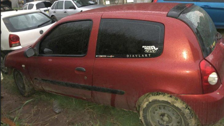 <p>Este es el auto Renault Clio bordó en que viajaban Ezequiel Sayago, Lautaro Gauna y Diego Barreto al momento de ser ser detenidos en la estación de servicio. Esta foto fue tomada durante el día en la playa de vehículos secuestrados de la Policía, y no se corresponde con la imagen que los efectivos le mostraron al dueño de la camioneta blanca para identificar a los ladrones.</p>