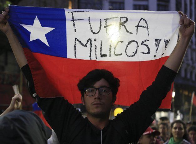 <p>Agrupaciones de izquierda y ciudadanos chilenos que residen en el país encabezaron una protesta frente al Consulado de ese país en Buenos Aires.</p>