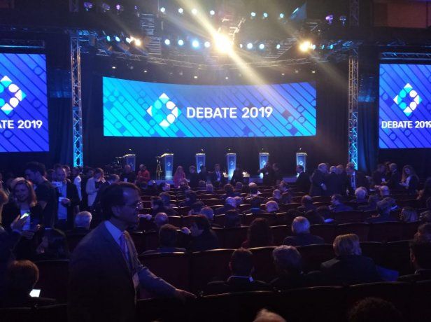 Minutos antes del debate, los invitados de los candidatos fueron acomodándose en el salón.