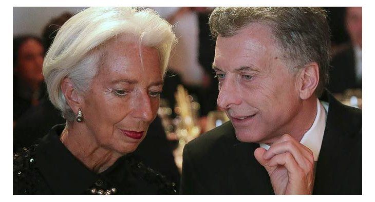 La exdirectora gerente del FMI, Christine Lagarde, junto al presidente Mauricio Macri, en momentos de la rubrica del acuerdo.