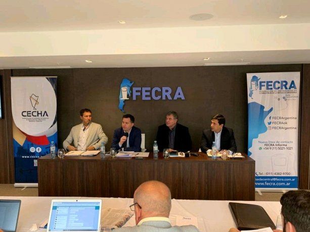 <p>Los principales directivos de CECHA con Gabriel Bornoroni a la cabeza se reunieron en Fecra esta semana. “En el actual contexto de ventas que no se recuperan y de costos que se incrementan, el congelamiento de precios está golpeando la sostenibilidad de muchos establecimientos”, expresaron.</p>