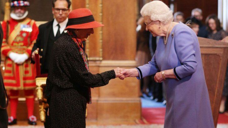 Margaret Atwood y la reina Isabel