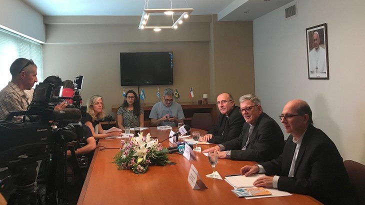 La Conferencia Episcopal Uruguaya difundió un documento con "elementos fundamentales" para los católicos a la hora de votar. El Papa siempre mostró el afecto por los orientales. "Ustedes, los uruguayos, con el termo y el mate en la mano, adelante y en salida. Porque ustedes son gente de cercanías, ustedes en seguida resuelven las distancias, lo llevan en el corazón. Son un pueblo que ama la libertad y, sobre todo, que buscan la justicia y la igualdad de oportunidades", dijo tiempo atrás.