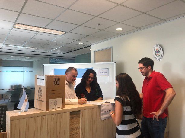 <p>Votación en la embajada argentina en Singapur. </p>