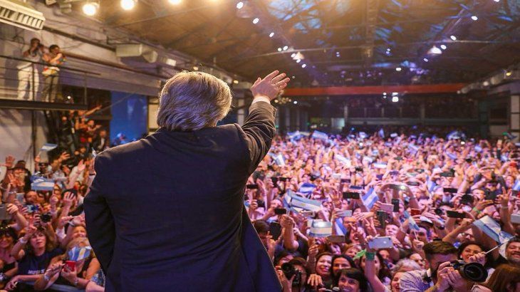 Alberto Fernández saluda a la gente que asistió al bunker de Frente de Todos.