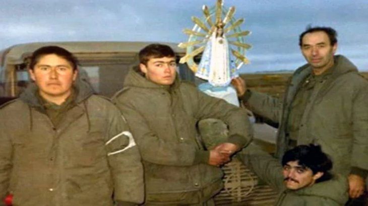 La historia de la imagen de la Virgen de Luján que estuvo en Malvinas y devolvió Reino Unido 0037109322