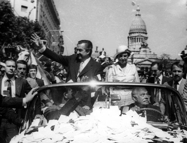 Raúl Alfonsín el día de su asunción como presidente.