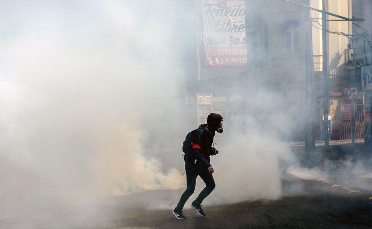 <p>La protestas comenzaron el 17 de octubre, luego que el presidente de Chile, Sebastián Piñera, decidiera aumentar la tarifa del transporte público y se convirtiera en el detonante para masivas manifestaciones.</p>