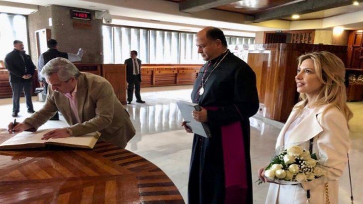 Alberto Fernández fue recibido por monseñor Juan Raymundo Maya Paz, sacristán mayor de la Basílica de Guadalupe, y por monseñor Salvador Martínez Ávila, rector del Santuario.