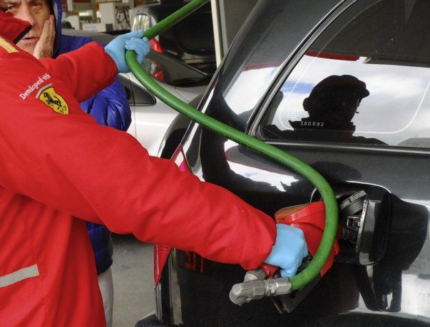La restricción a la venta de combustible busca reducir la circulación de vehículos particulares y personal no esencial.
