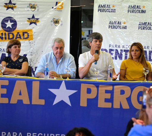 Ameal y Pergolini fueron flanqueados por referentes de varias agrupaciones y movimientos que conforman “Identidad Xeneize”; entre ellas, Rebeca Baigorria, de Boca Mi Buen Amigo, Victoria Pacheco, de Locos por Boca, Florencia Volpintesta, de Azul y Oro, y Justina Azcarate, Maria Eugenia Galié, Adriana Bravo, Camila Ansaldo y Verónica Hernández, de Juntos por Boca.