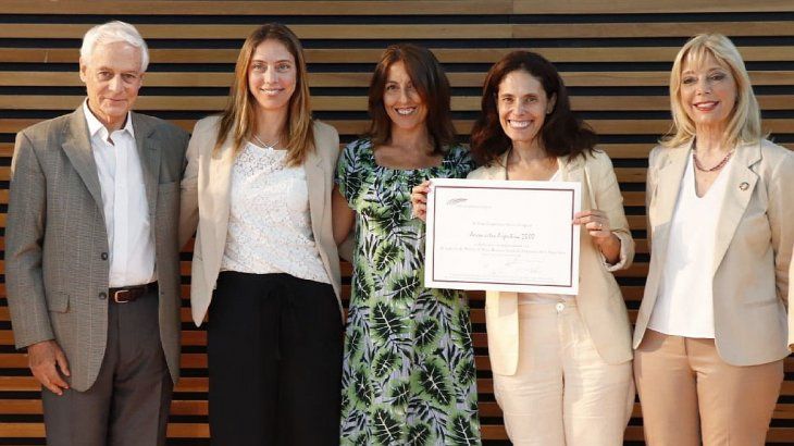 El equipo de Sustentabilidad de Aeropuertos Argentina 2000 recibe el premio del Foro Ecuménico y Social.