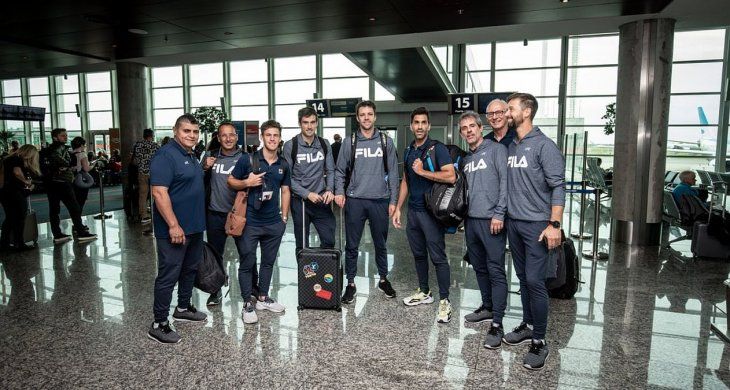 Alfonso, a la izquierda, junto al resto dela delegación argentina que viajó a Madrid para las Finales de Copa Davis.