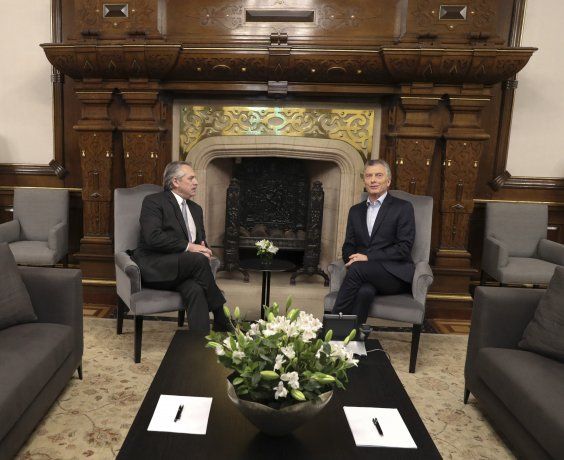 Mauricio Macri y Alberto Fernández durante la reunión que mantuvieron un día después de las elecciones generales Mauricio Macri y Alberto Fernández durante la reunión que mantuvieron un día después de las elecciones generales