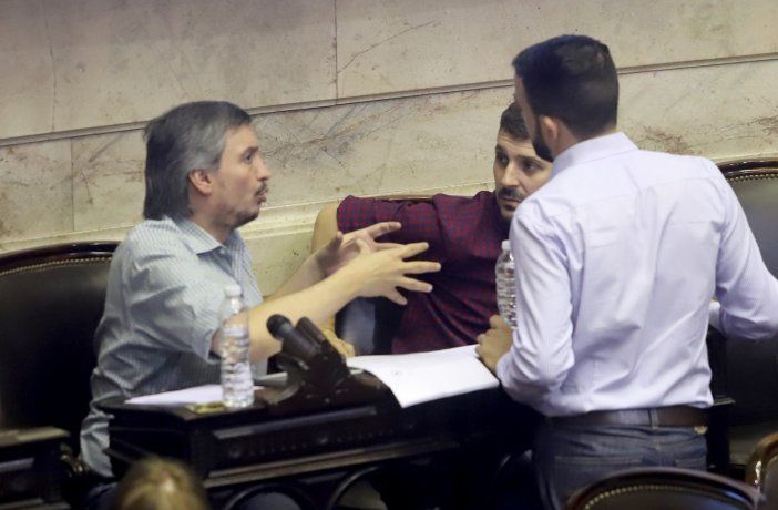 Máximo Kirchner conversa con Juan Manuel Huss y Leonardo Grosso. 