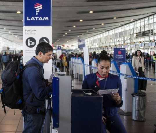 Para los pasajeros que se encuentran en Miami con un ticket de regreso programado con destino a Buenos Aires, la aerolínea se compromete a garantizar su retorno al país a través de la red LATAM.