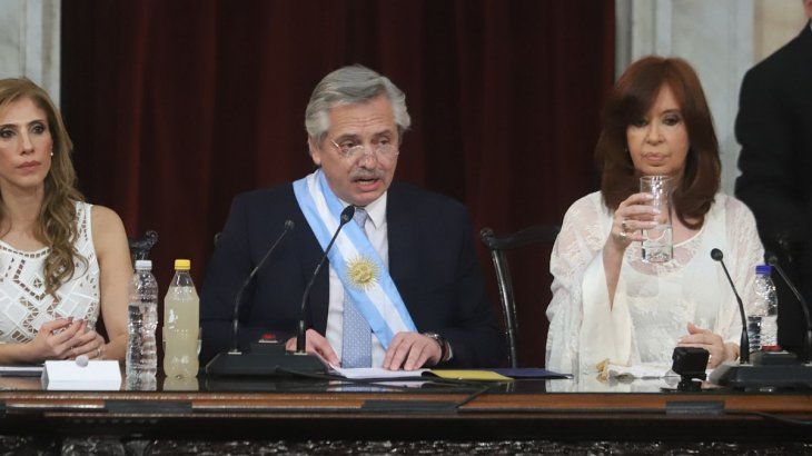El presidente Alberto Fernández juró en el Congreso y aseguró que para poner a la Argentina de pie el proyecto debe ser propio y dictado por nosotros y no por alguien de afuera con remanidas recetas que siempre han fracasado.