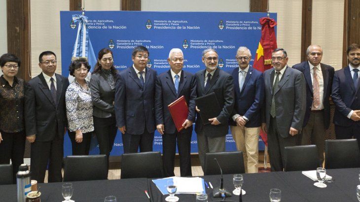 Luis Basterra junto al viceministro Li Guo.