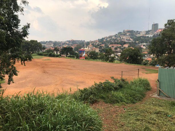 El espacio donde Rocca y Rincón quieren construir el playón polideportivo, detrás de un colegio en Kampala, Uganda.