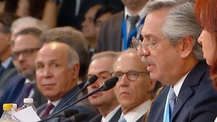 Alberto Fernández en su discurso ante el Congreso. De fondo