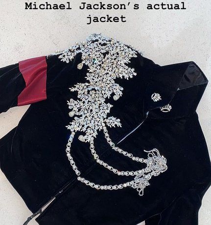 La chaqueta fue usada por el Rey del Pop en el cumpleaños de Elizabeth Taylor.