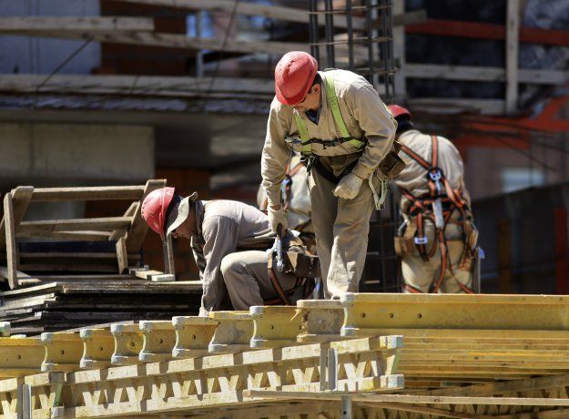 La construcción se derrumbó 13,5% en enero, la mayor caída en un año