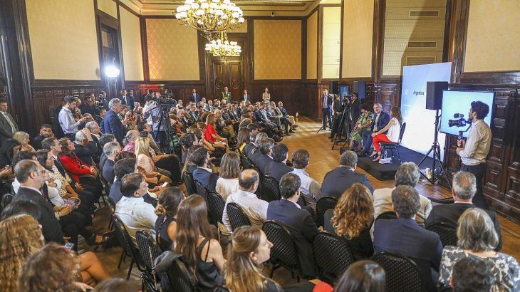 El presidente Alberto Fernández y todo su gabinete asistieron este viernes a la capacitación sobre temáticas de género, en un encuentro que estuvo a cargo de la ministra de Mujeres, Géneros y Diversidad, Elizabeth Gómez Alcorta, y la socióloga feminista Dora Barrancos.