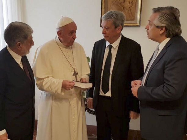 El ex ministro de Defensa y Relaciones Exteriores de Brasil, Celso Amorim, el ex ministro y senador chileno, Carlos Ominami, y el ahora presidente Alberto Fernández junto al papa Francisco, en agosto de 2018.