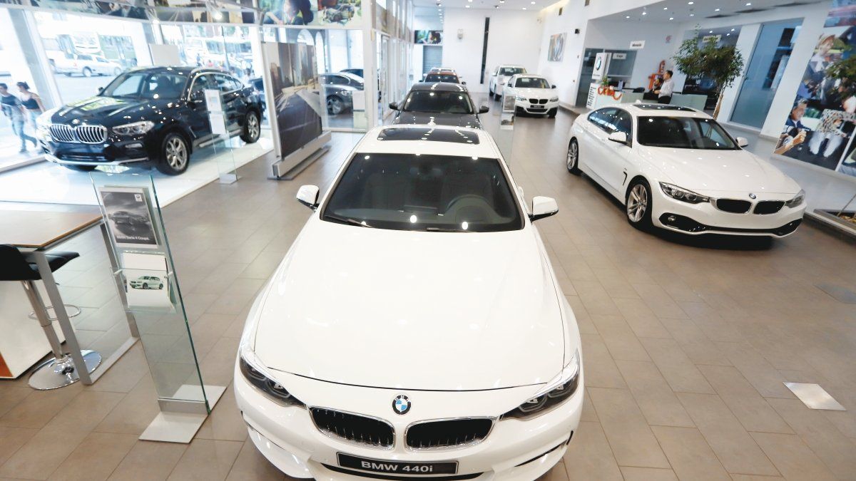 Importadores de autos alertan por trabas para girar dólares