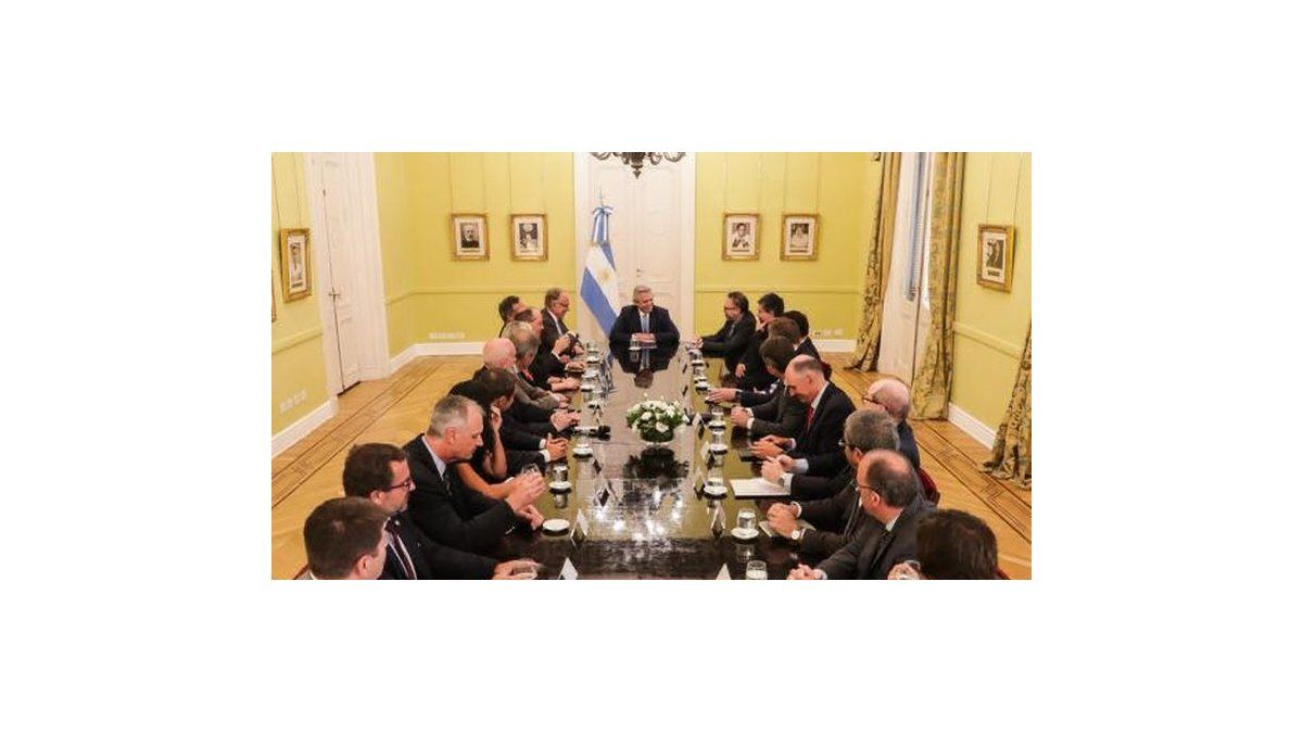 Gobierno enviará un proyecto para una nueva ley de hidrocarburos y dice que no aumentarán las naftas
