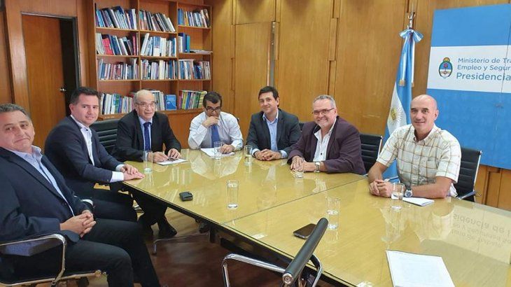 El viernes pasado la cúpula de la Confederación se reunió con el jefe de Gabinete de Trabajo, Miguel De Virgiliis, para dialogar sobre estos temas. El pedido de eximir a los estaciones del pago del aumento salarial “solidario” ya quedó expuesto en otra nota entregada en mano al segundo de Moroni.