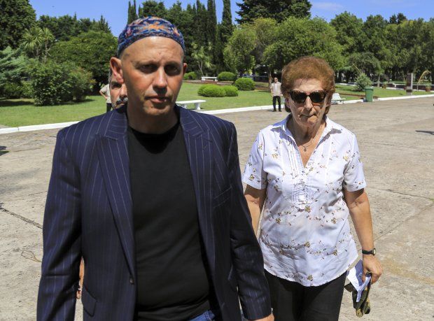 Sergio Bergman y Sara Garfunkel, durante el homenaje a Alberto Nisman en el cementerio de La Tablada.
