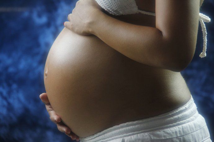 Estudio asegura que las embarazadas pueden contagiar coronavirus a sus bebés