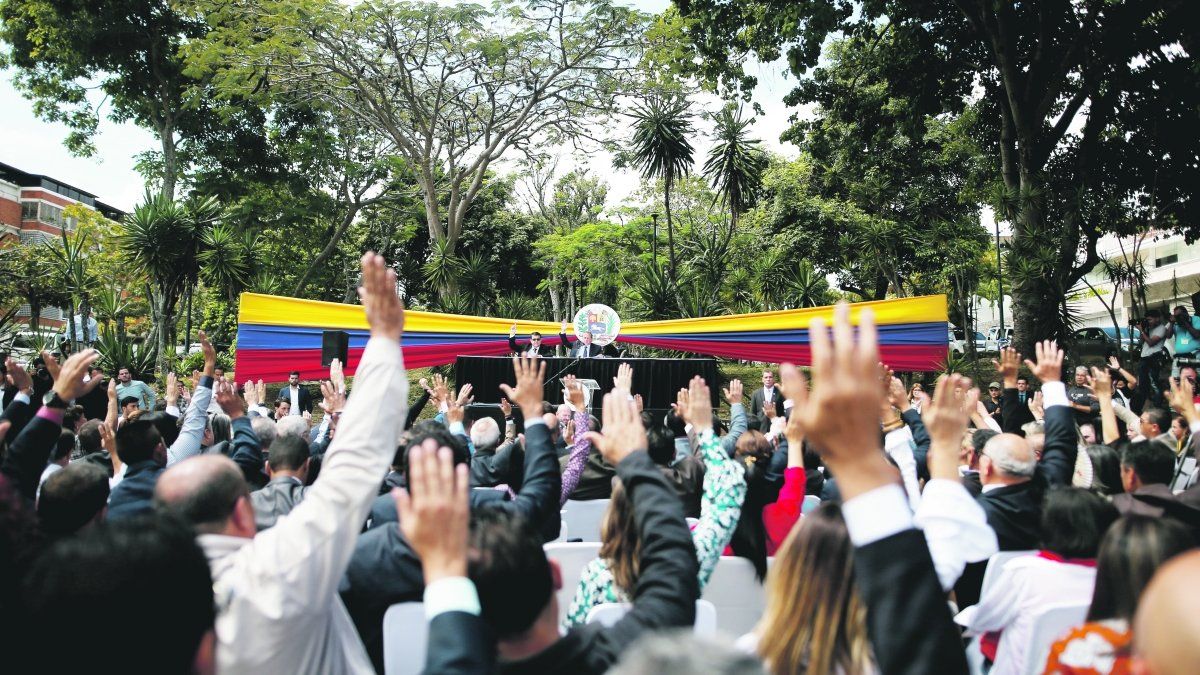 Venezuela: un año con dos presidentes y un impasse peligroso