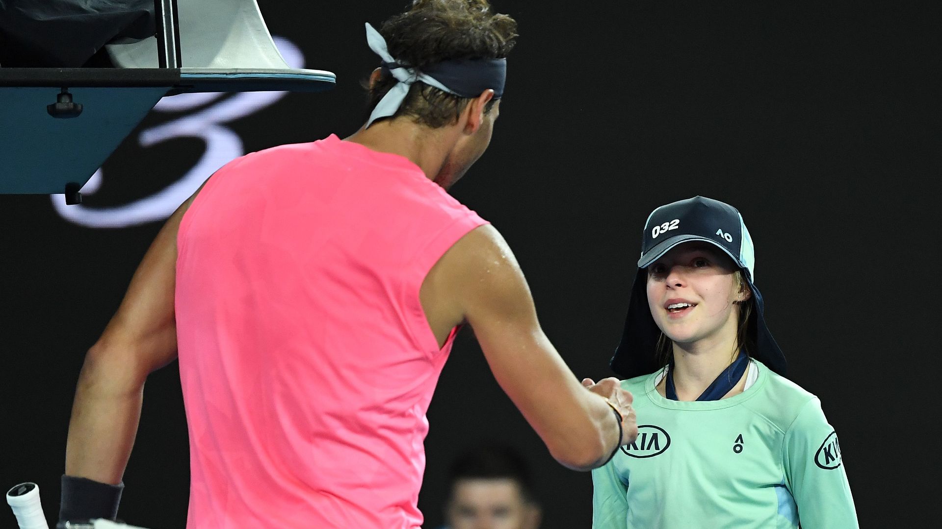 El tierno beso de Nadal a una ballgirl tras un duro ...