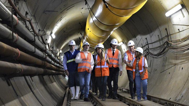 El ministro de Obras Públicas de la Nación, Gabriel Katopodis, el jefe de Gabinete, Santiago Cafiero, la presidenta de Aysa, Malena Galmarini, y el titular de Acumar, Martín Sabbatella, recorrieron la construcción del Sistema Riachuelo en Dock Sud, que generará beneficios en medio ambiente, salud pública y desarrollo social.