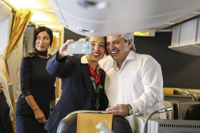 El presidente Alberto Fernandez en el vuelo que lo llevó a Israel.