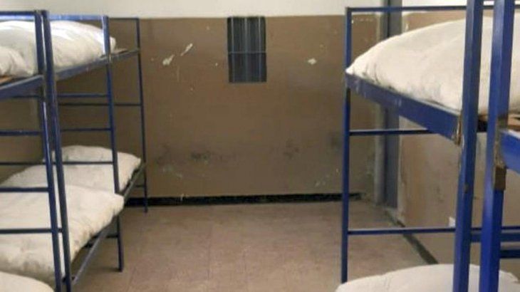 El lugar donde se hospedarán está compuesto de cinco camas cuchetas y un baño con inodoro individual.