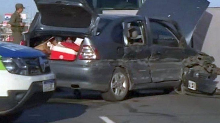 Momentos luego del accidente. La familia viajaba a la costa rumbo a Santa Teresita.