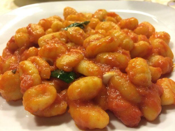 Los Gnocchis o ñoquis de papa son una de las pastas más comunes dentro del menú de la familia argentina. visibility