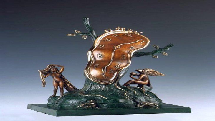 Las esculturas de bronce representan, entre otras cosas, el famoso reloj blando del artista catalán y existen unos 350 ejemplares numerados en el mundo.